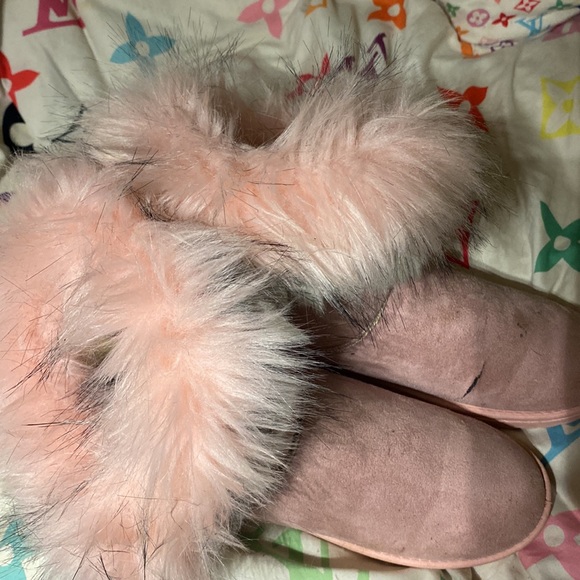 Furry, cute boots, pink gray and white has some damage shown in pictures - Picture 4 of 4